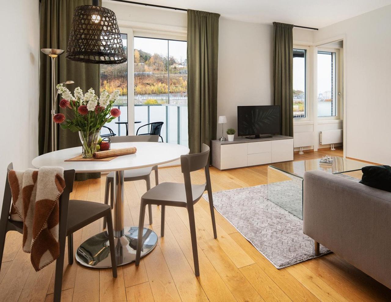 Fully furnished living and dining area in a Vander apartment in Oslo
